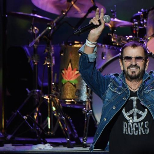 Ringo Starr canceló un show, por una enfermedad que afecta su voz.